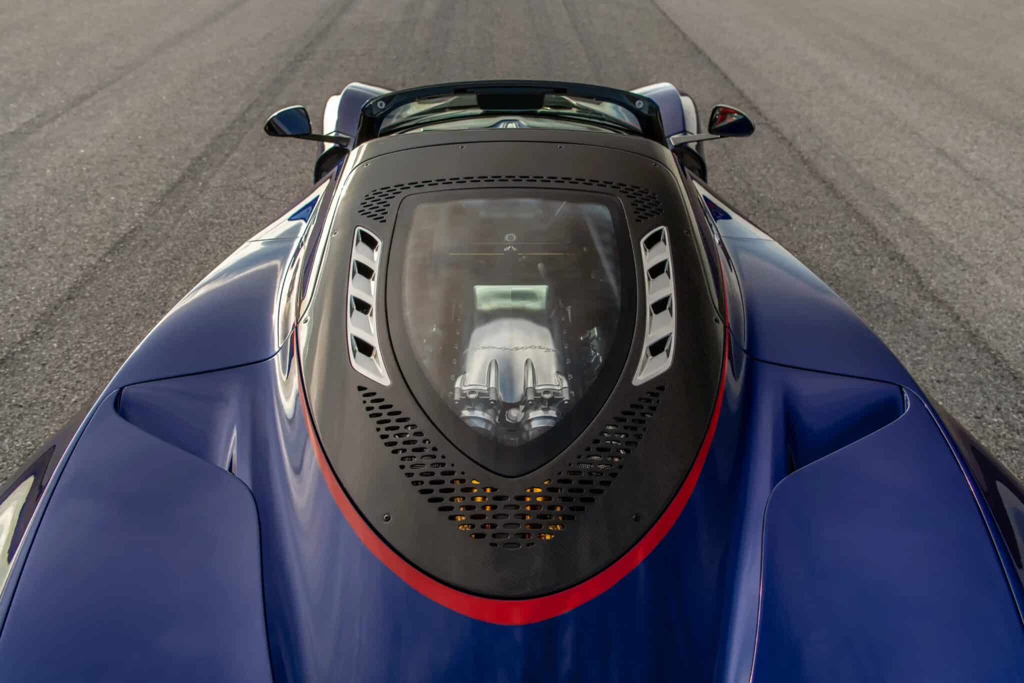 Il cofano con pannello trasparente per ammirare il V8