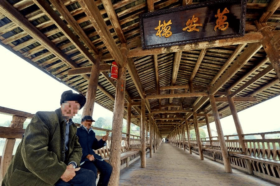 L’impalcato del ponte in legno di Wan’an, con copertura e panche laterali, somiglia fortemente ad un tempio. Credits: Xinhua/Zhang Guojun