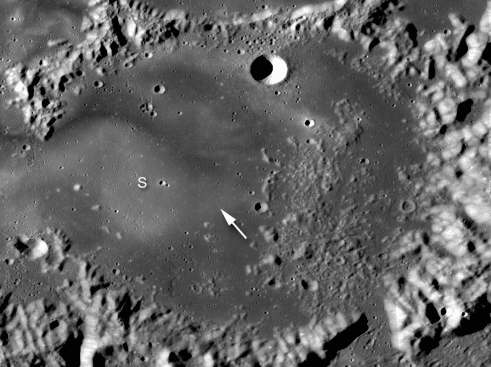 La freccia indica la posizione della fossa Credit: NASA / Goddard / Arizona State University