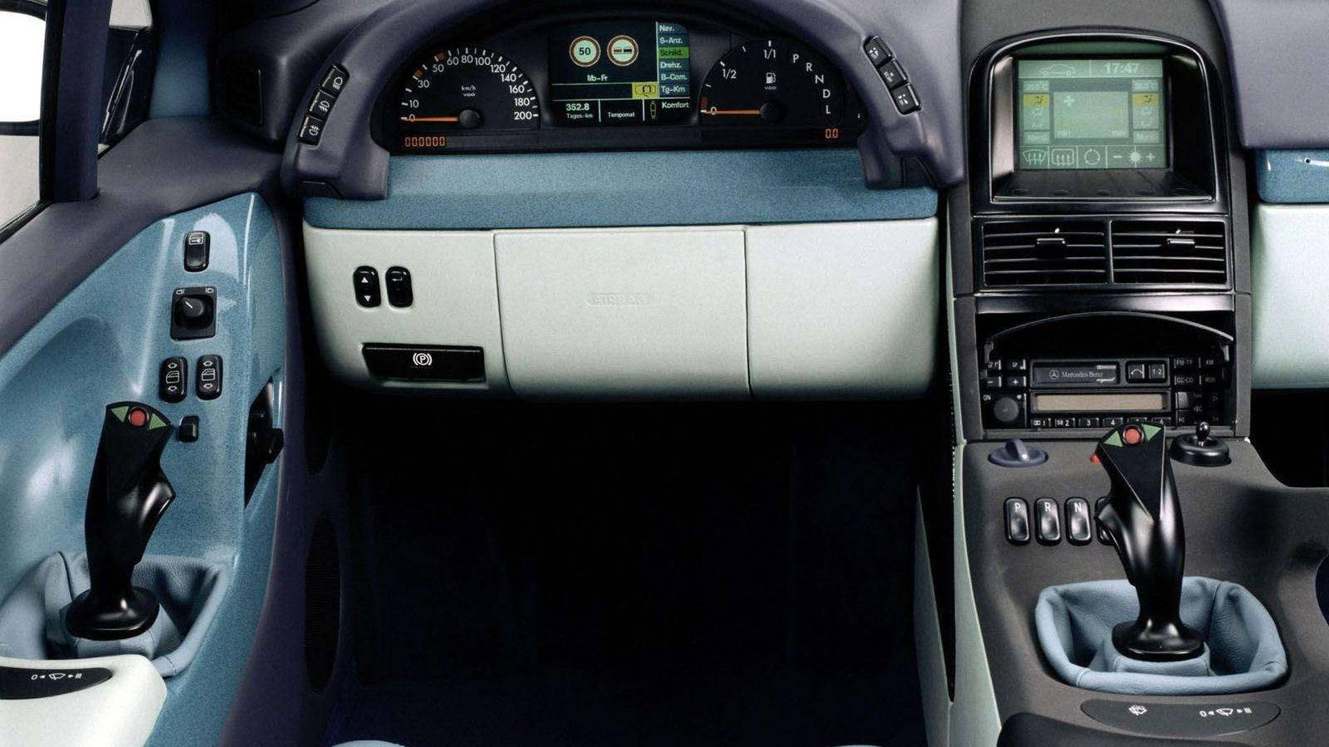 Il lato guida della Mercedes F200 Concept del 1996