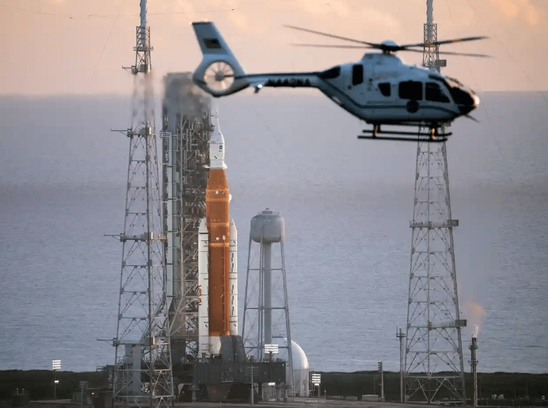 Space Launch System (SLS) dell'agenzia con la navicella spaziale Orion a bordo a Cape Canaveral prima del lancio Credits NASA/Getty Images