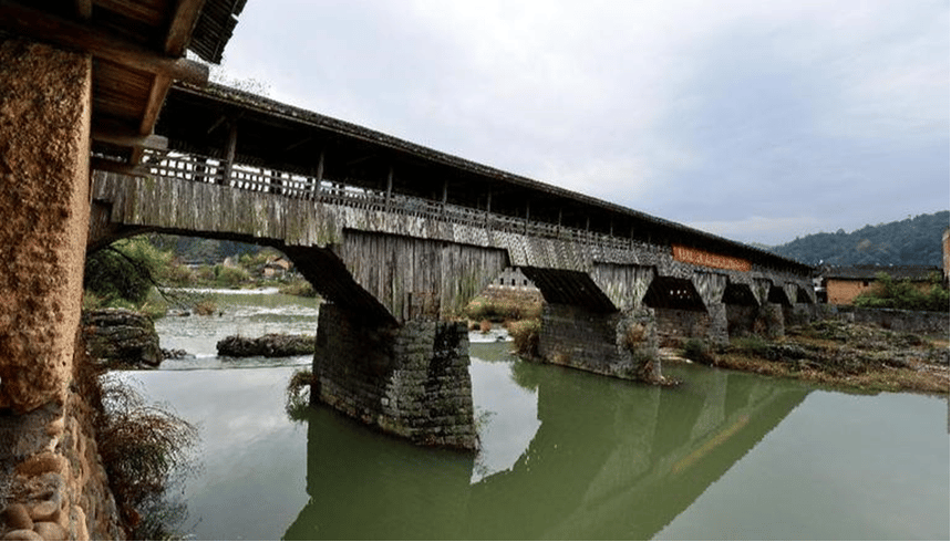 Lo storico ponte in legno di Wan’an, costruito oltre 900 anni fa, prima dell’incendio che lo ha distrutto. Credits: Xinhua/Zhang Guojun