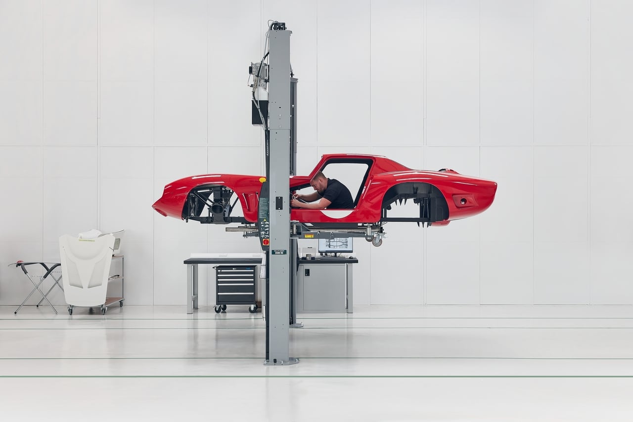 La fase di assemblaggio della 5300 GT Corsa Revival