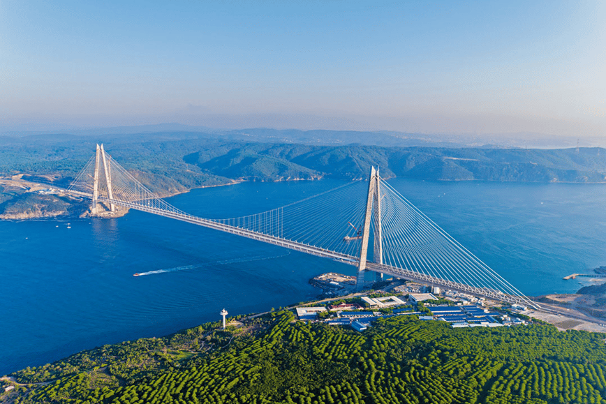 Vista del Terzo Ponte sul Bosforo, in cui si nota la tipologia mista con presenza di pendini e stralli (fonte: https://www.quarryandconstructionweb.it/)