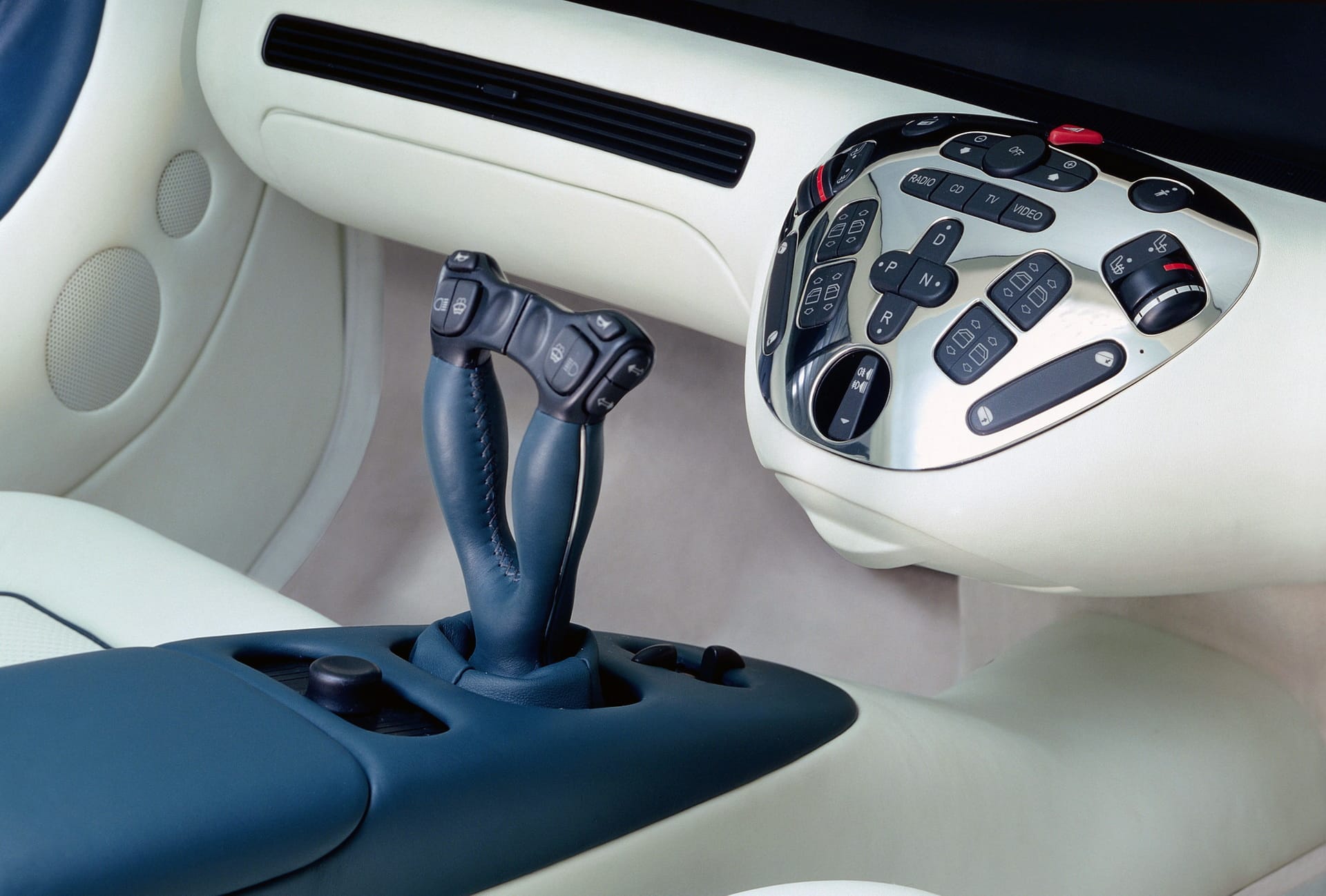 Il joystick sul lato interno dell'abitacolo e il cruscotto