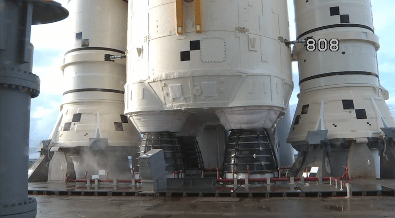 I quattro motori RS-25 dello stadio principale sono visibili in questa schermata. La NASA ha dovuto cancellare il lancio per il guasto al motore 3 Credits Nasa