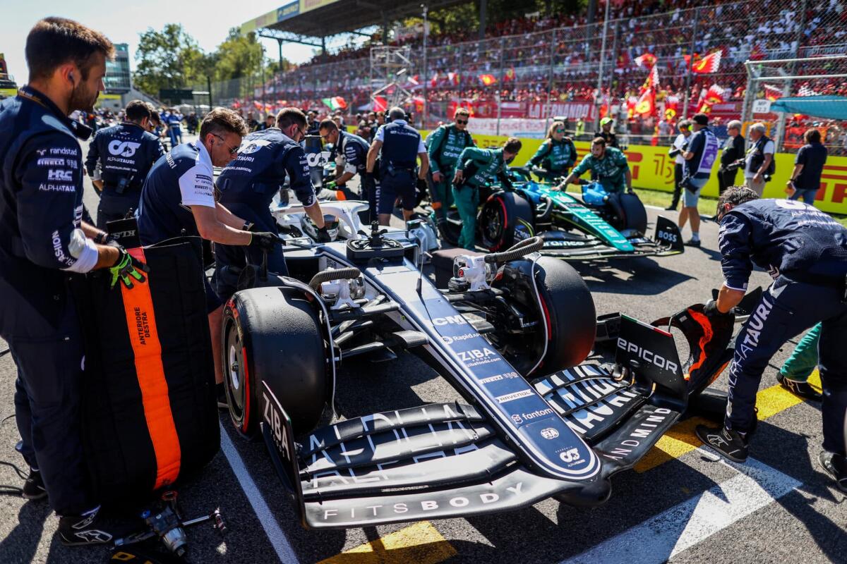 F1, 24 gare nel 2023 e 133 mila chilometri di trasferte: quanto si complica la logistica e lo stress per gli addetti ai lavori? - MONZA, ITALY - SEPTEMBER 11: Scuderia AlphaTauri mechanics at work on the grid during the F1 Grand Prix of Italy at Autodromo Nazionale Monza on September 11, 2022 in Monza, Italy. (Photo by Peter Fox/Getty Images) // Getty Images / Red Bull Content 
