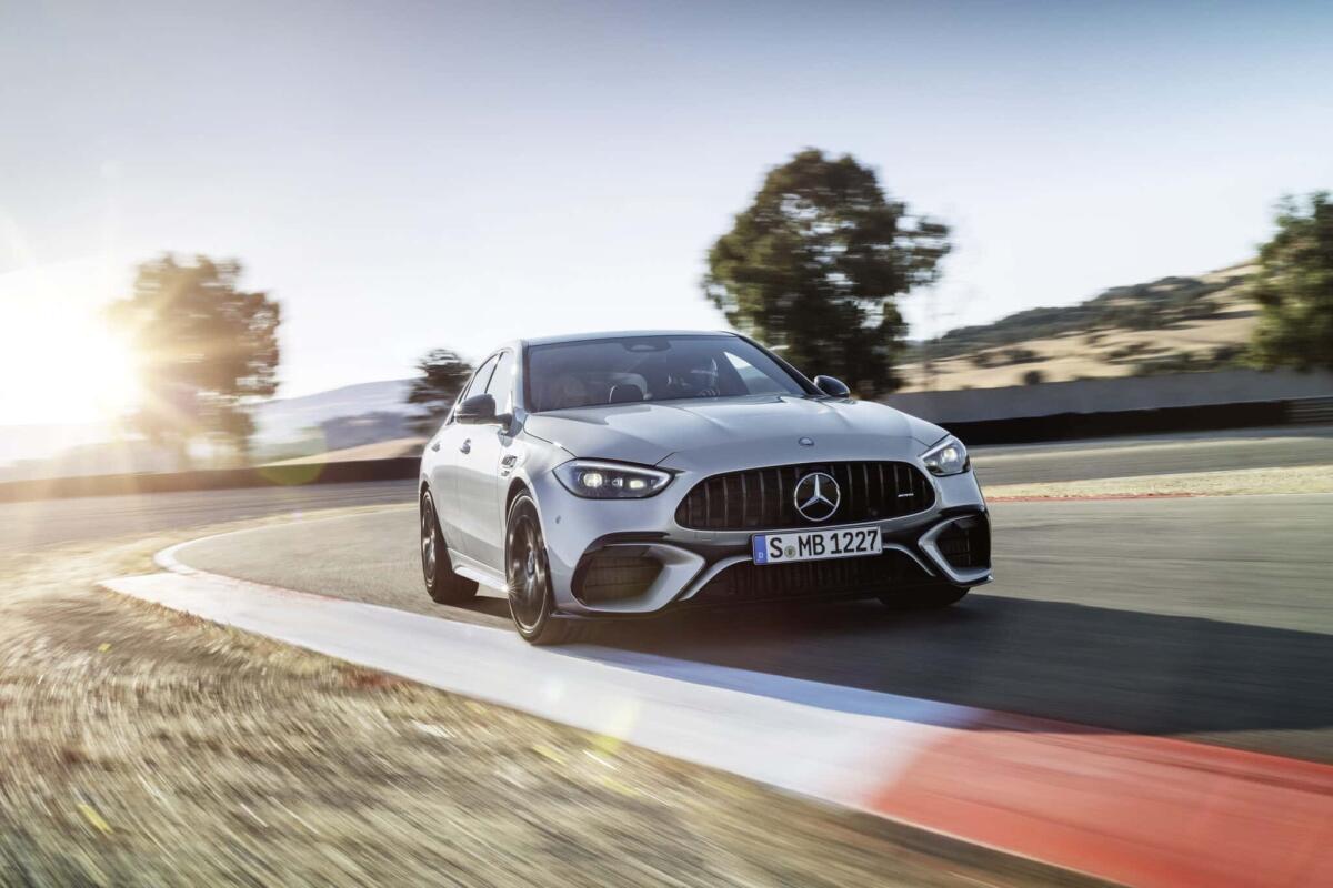 La Mercedes C 63 S AMG è diventata una potentissima ibrida plug-in da 680 CV - [Mercedes-AMG C 63 S E PERFORMANCE Limousine und T-Modell | Kraftstoffverbrauch kombiniert: 6,9 l/100 km | CO₂-Emissionen kombiniert: 156 g/km | Stromverbrauch kombiniert: 11,7 kW/100 km]* Exterieur: Hightechsilber und Graphitgrau magno; Interieur: s