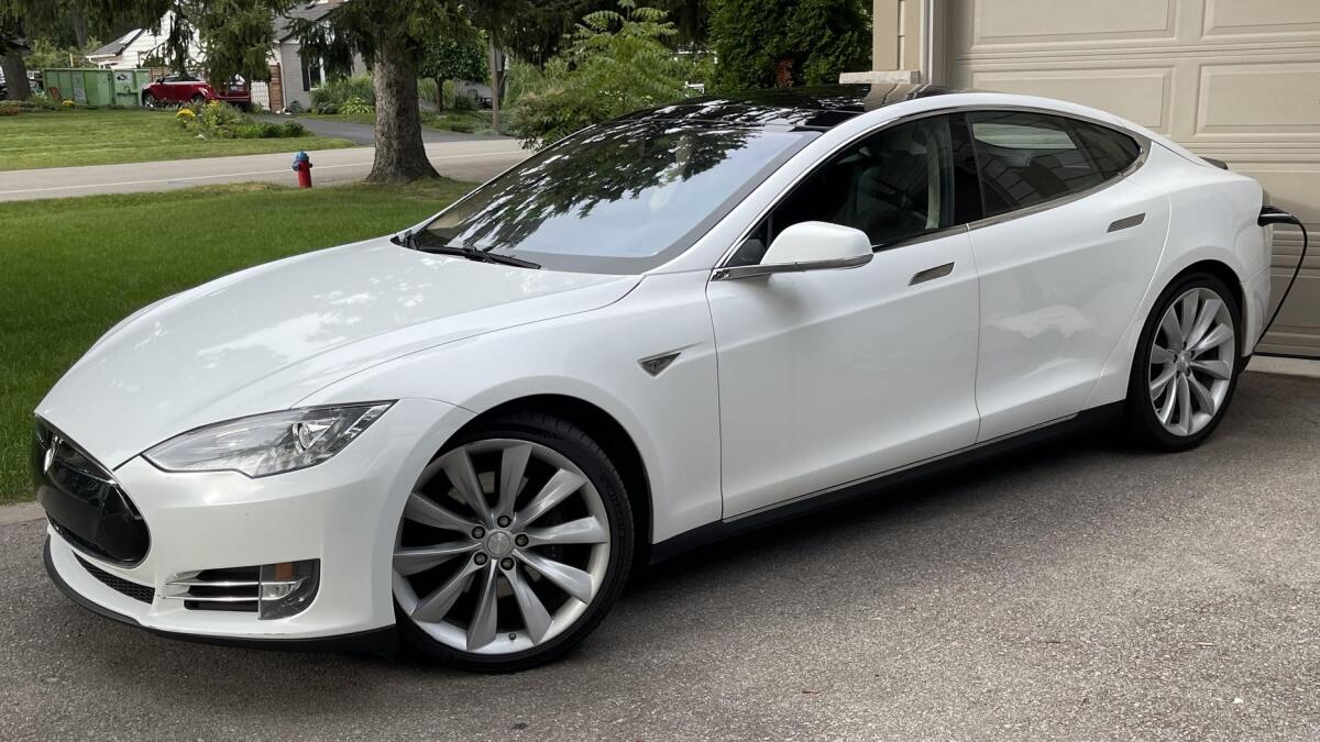 Non può entrare nella sua Tesla a causa della batteria allagata: la sostituzione costerebbe 20 mila dollari - 