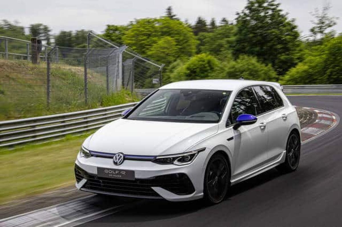 VW Golf 8 R 20 Years: special edition estrema per il ventennio del marchio sportivo - 