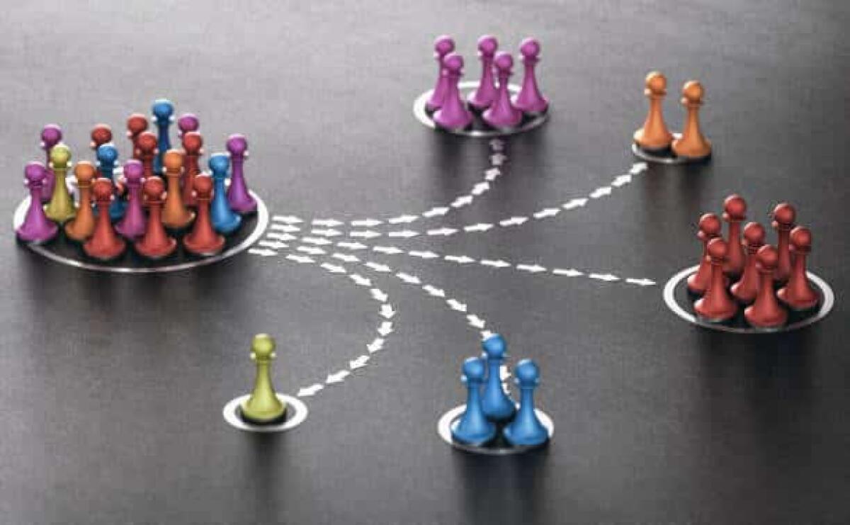 Statistica, ma non la materia! - 3D illustration of many pawns segmented in different categories over black background. concept of customer segmentation.
