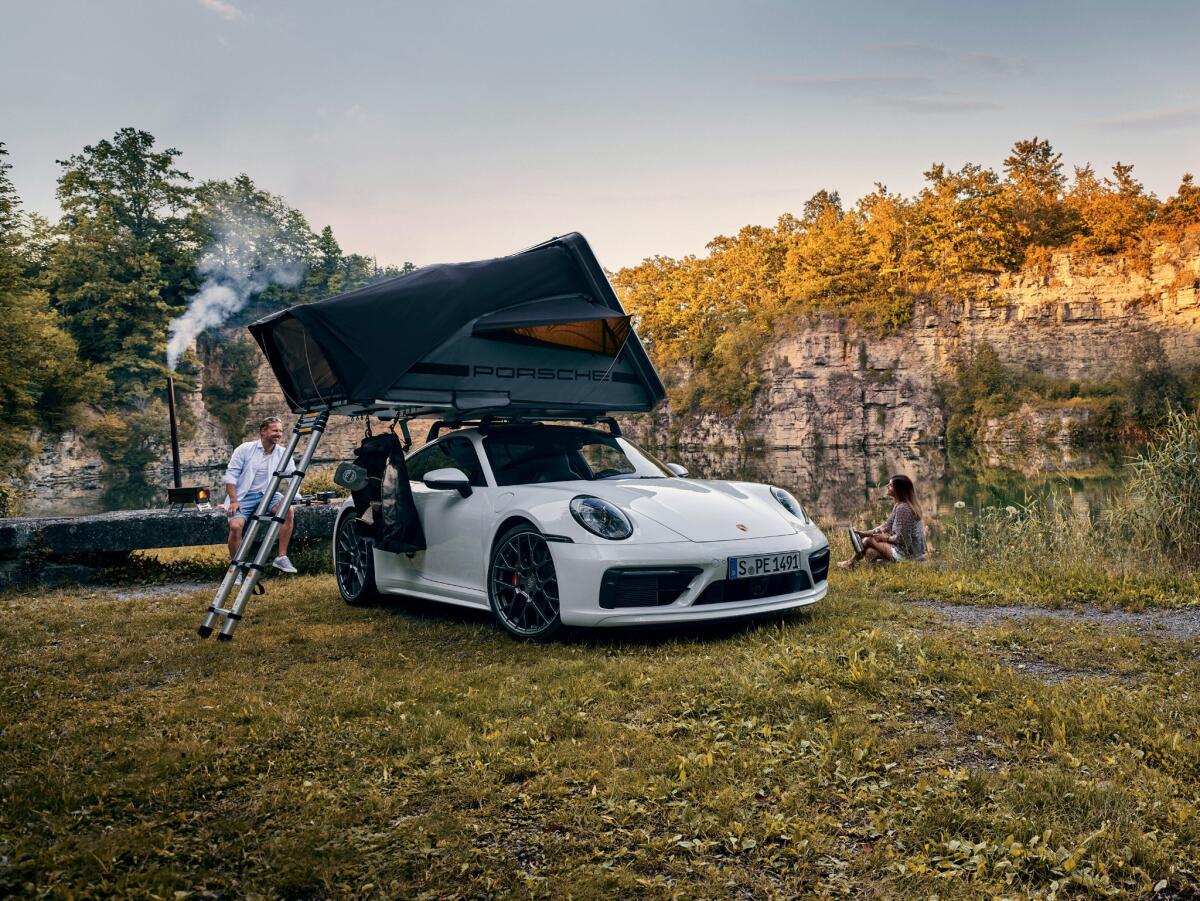 Vuoi andare in campeggio con una Porsche 911? Ecco la nuova tenda da tetto ufficiale - 