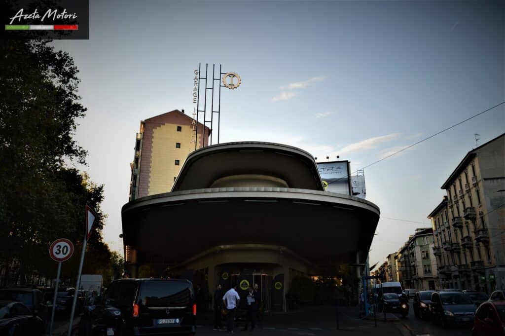 Garage Italia Milano con la struttura tipica di un'antica stazione di servizio. Credits: azetamotori.com