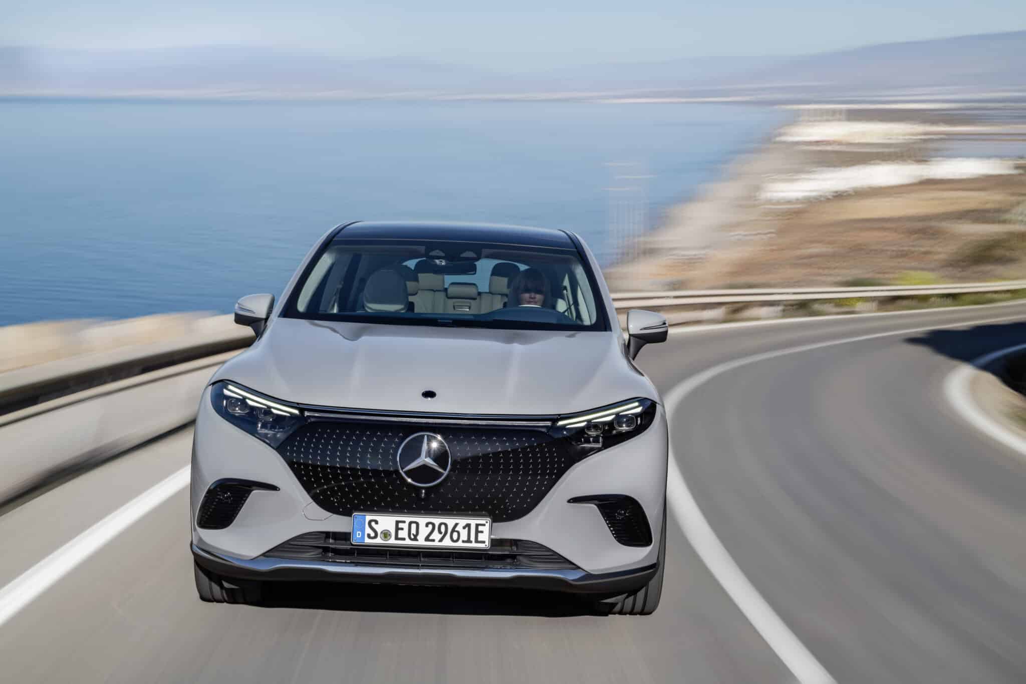 Mercedes EQS SUV in Italia: prezzo di partenza di 138 mila euro, 4 versioni disponibili