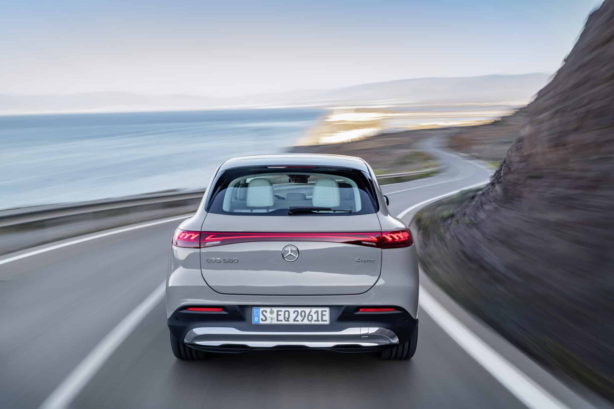 Mercedes EQS SUV in Italia: prezzo di partenza di 138 mila euro, 4 versioni disponibili