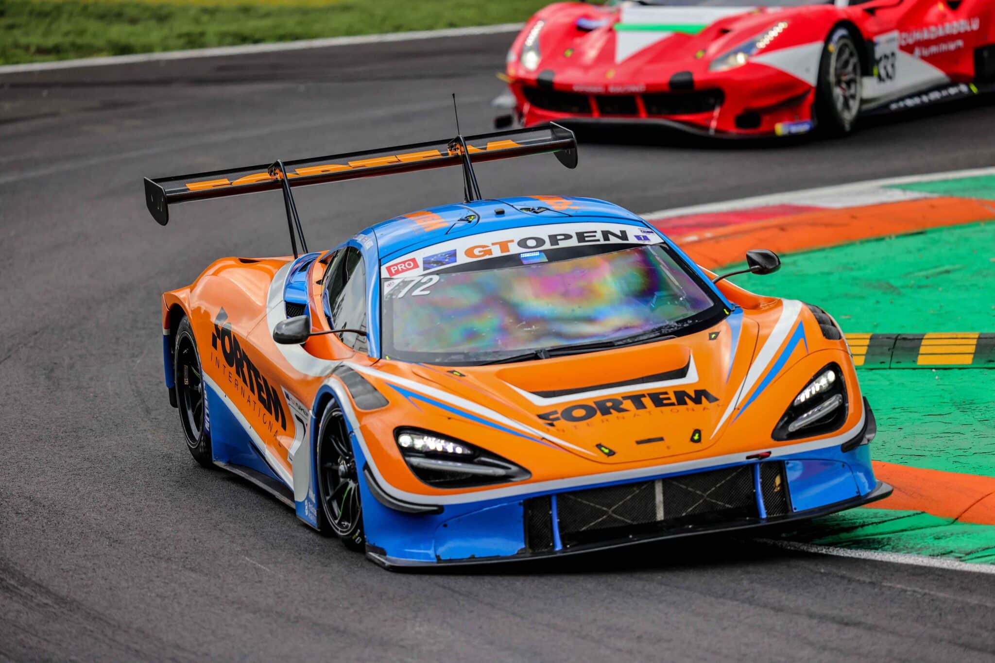 La Mclaren del team Optimum Motorsport in testa alla gara. Credit. gtopen.net