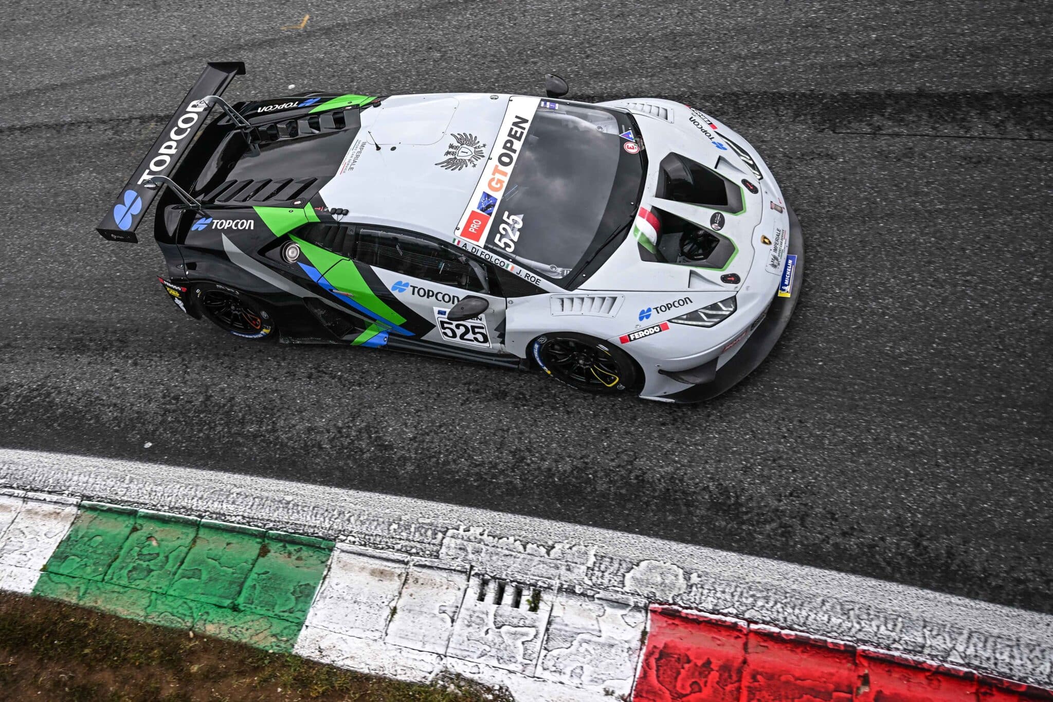Una delle Lamborghini Huracan GT3 EVO durante il passaggio alla Curva Parabolica. Credit: gtopen.net