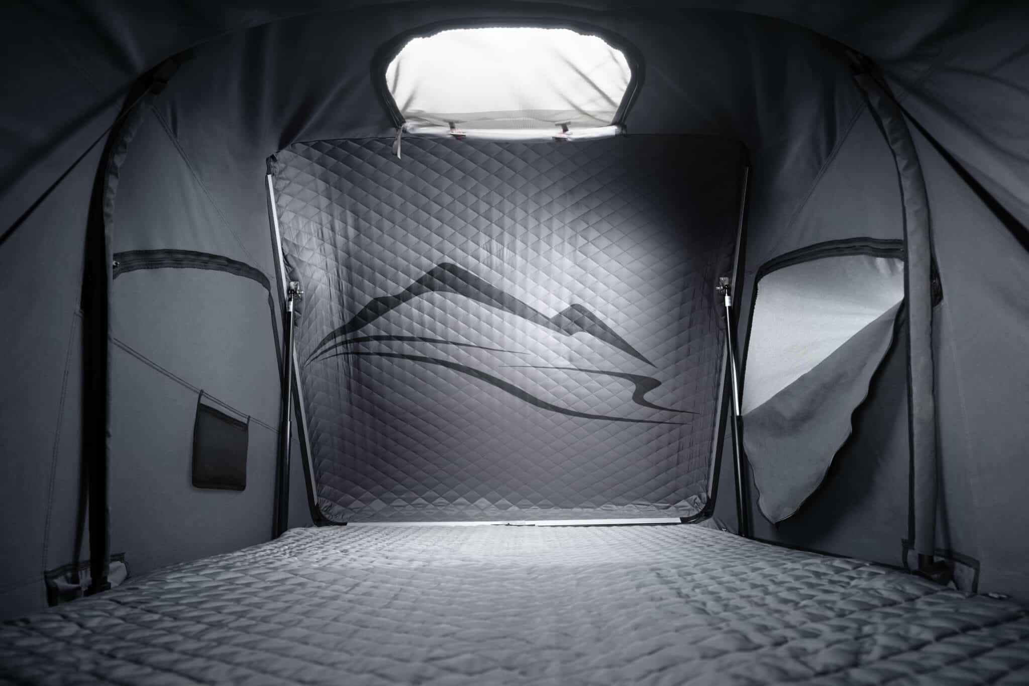 Interni tenda per Porsche: si possono apprezzare le due finestre con cerniere e il "lucernario" per illuminare gli interni
