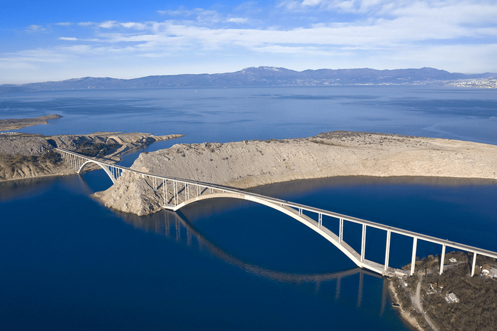 Il Krk Bridge, altra importante infrastruttura stradale croata. Credits: Worldhighways
