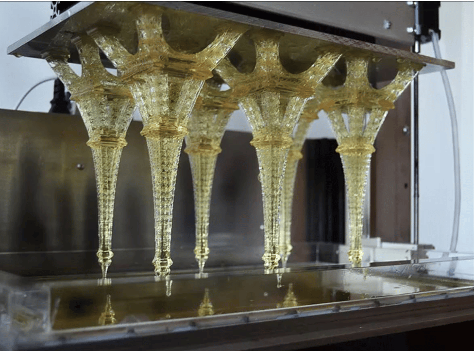 Alcuni pezzi appena stampati, la direzione di crescita è rappresentata dalla freccia. Credits: 3D-Expo.
