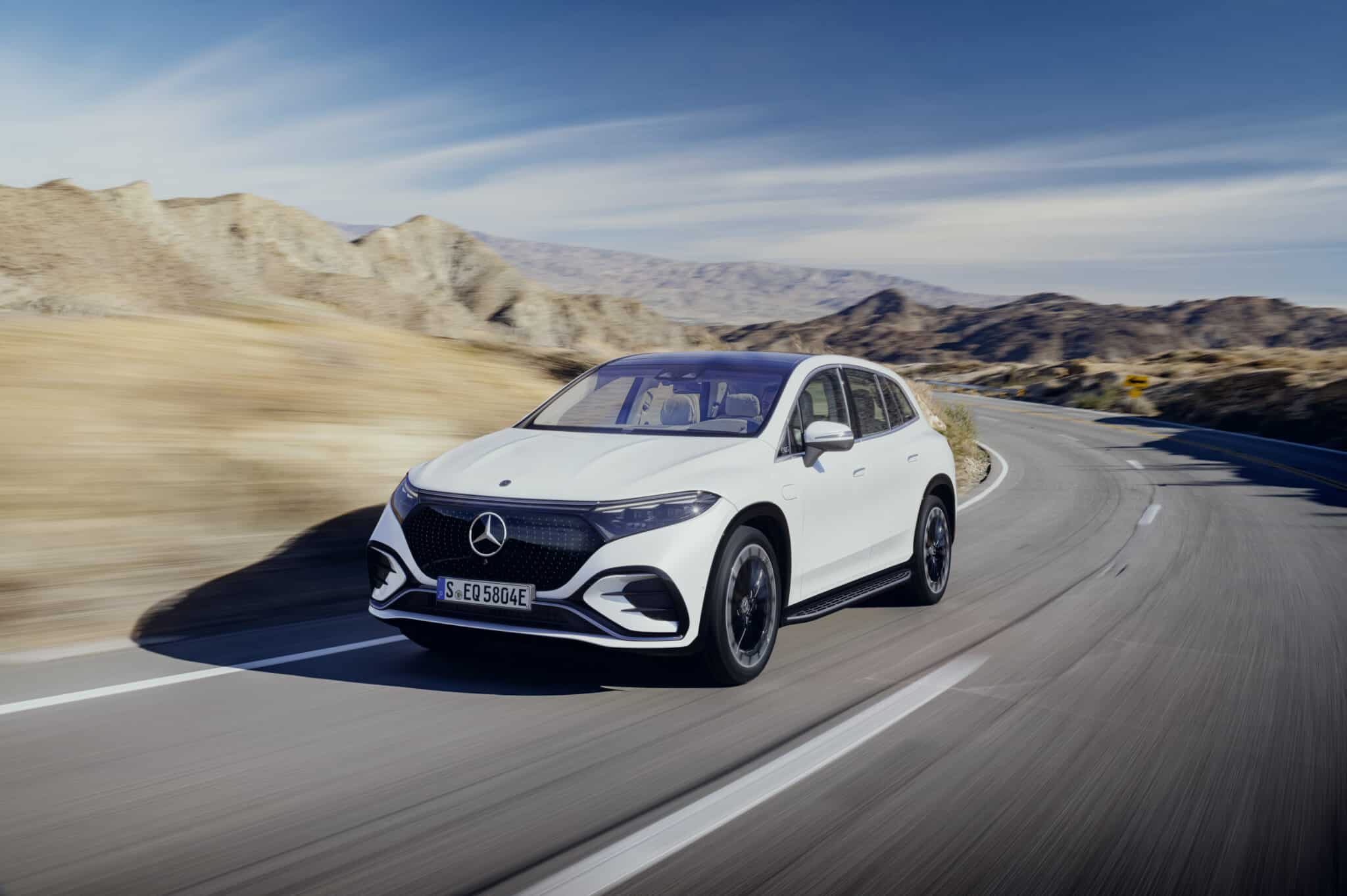 Mercedes EQS SUV in Italia: prezzo di partenza di 138 mila euro, 4 versioni disponibili