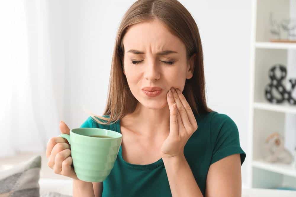L'erosione dello smalto dei denti può provocare dolore e fastidio