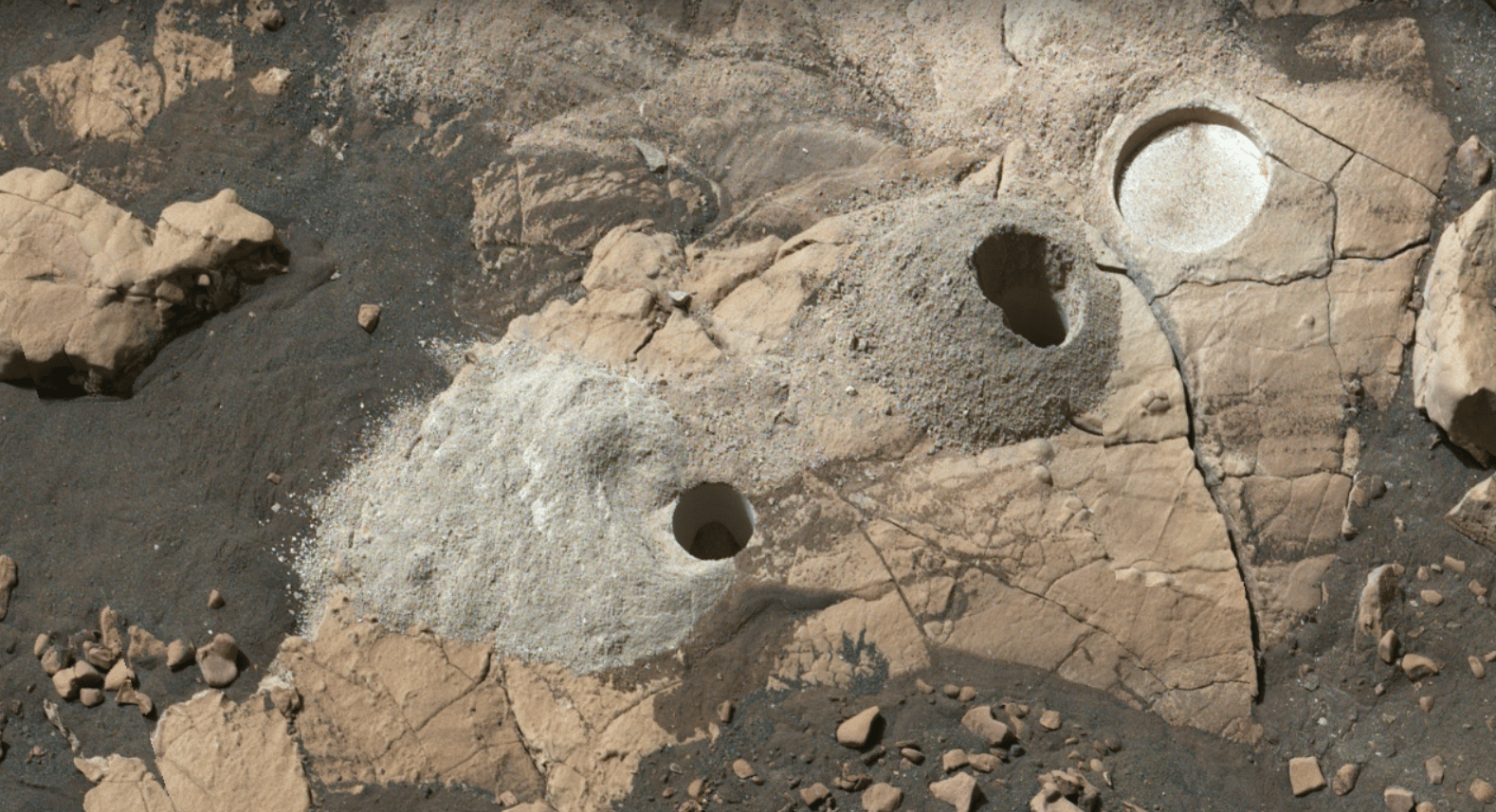 Le più immagini unite mostrano uno sperone roccioso chiamato "Wildcat Ridge", dove il rover ha estratto due nuclei di roccia e ha abraso una macchia circolare per indagare sulla composizione della roccia. Credits NASA/JPL-Caltech/ASU/MSSS