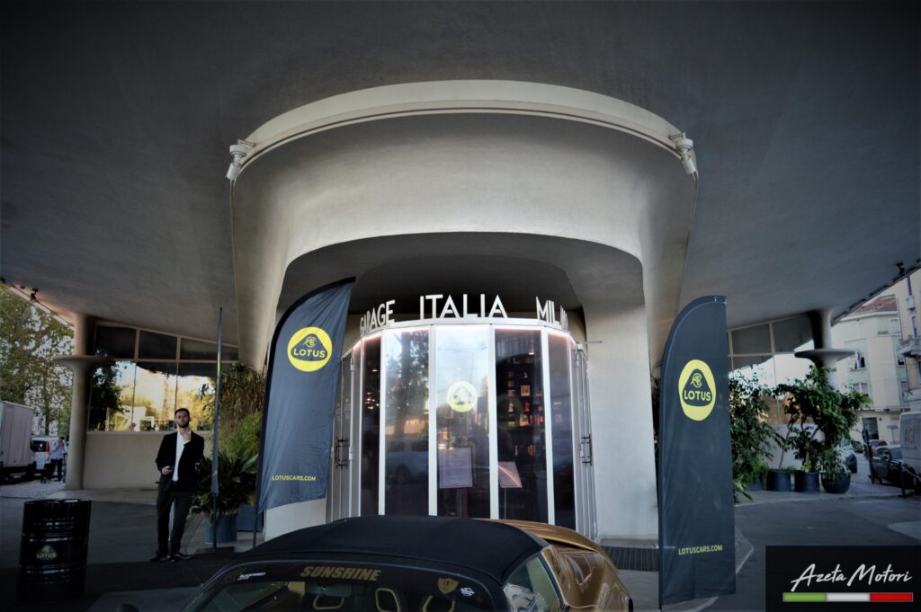 L'entrata di Garage Italia Milano, pronta ad accogliere l'evento Lotus. Credits: azetamotori.com