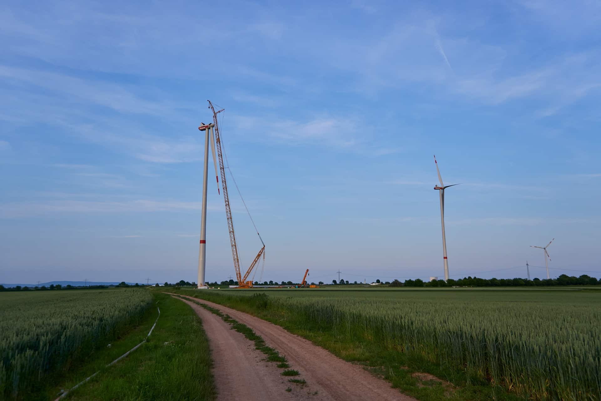L'installazione di pale eoliche in un parco eolico a terra. Fonte: Pixabay