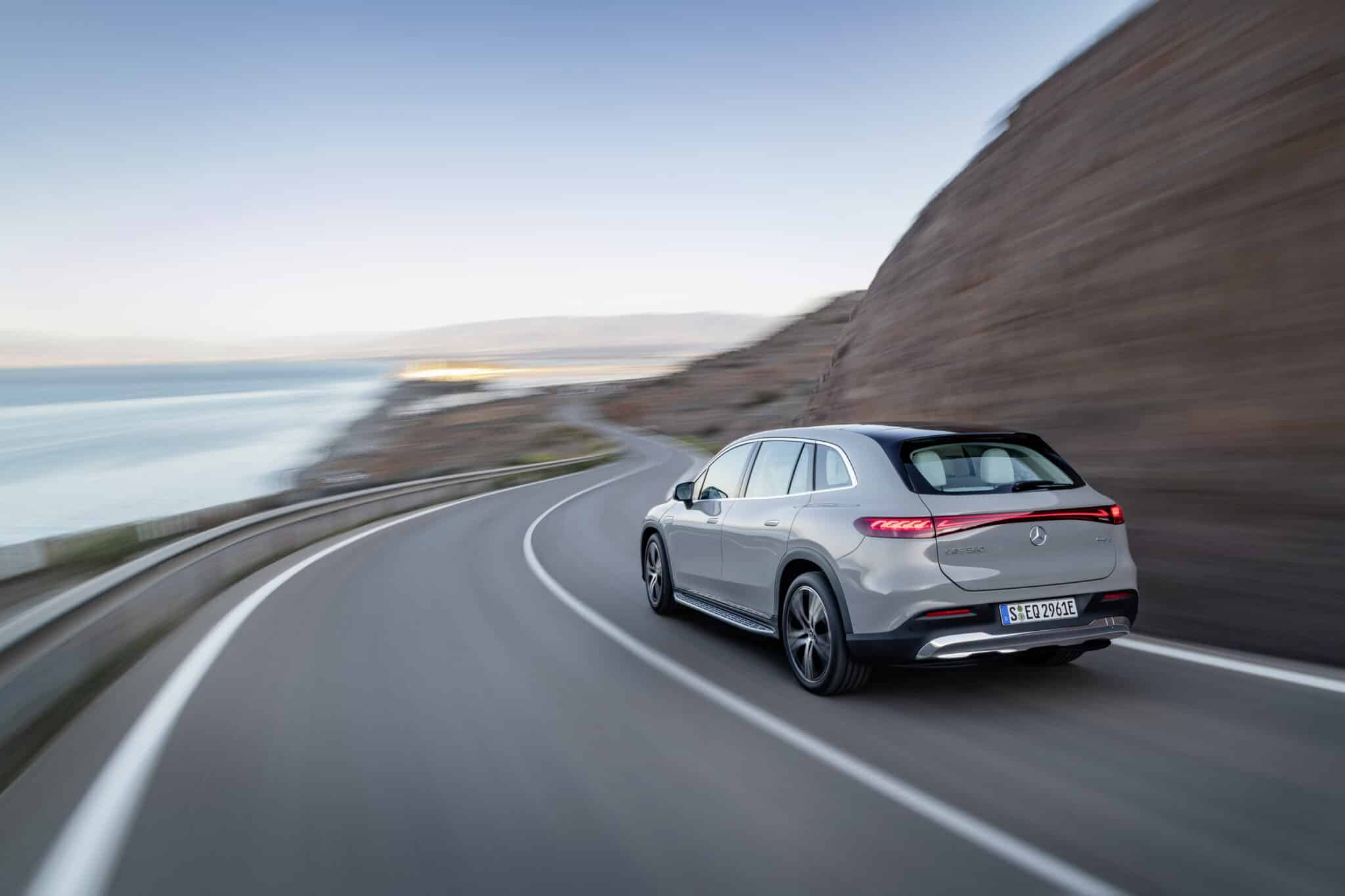 Mercedes EQS SUV in Italia: prezzo di partenza di 138 mila euro, 4 versioni disponibili