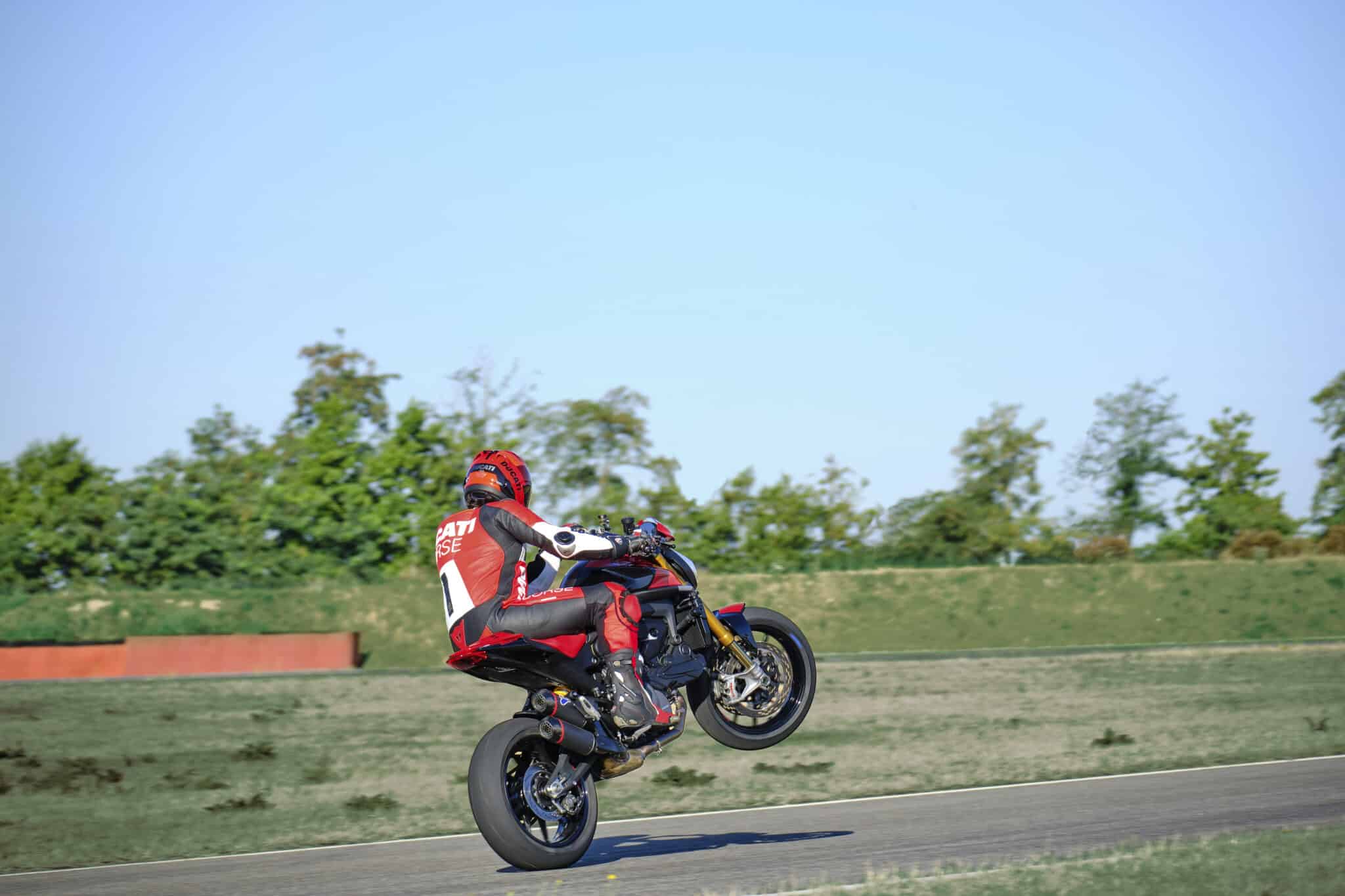 Ducati Monster SP 2023: più leggera e con 111 CV