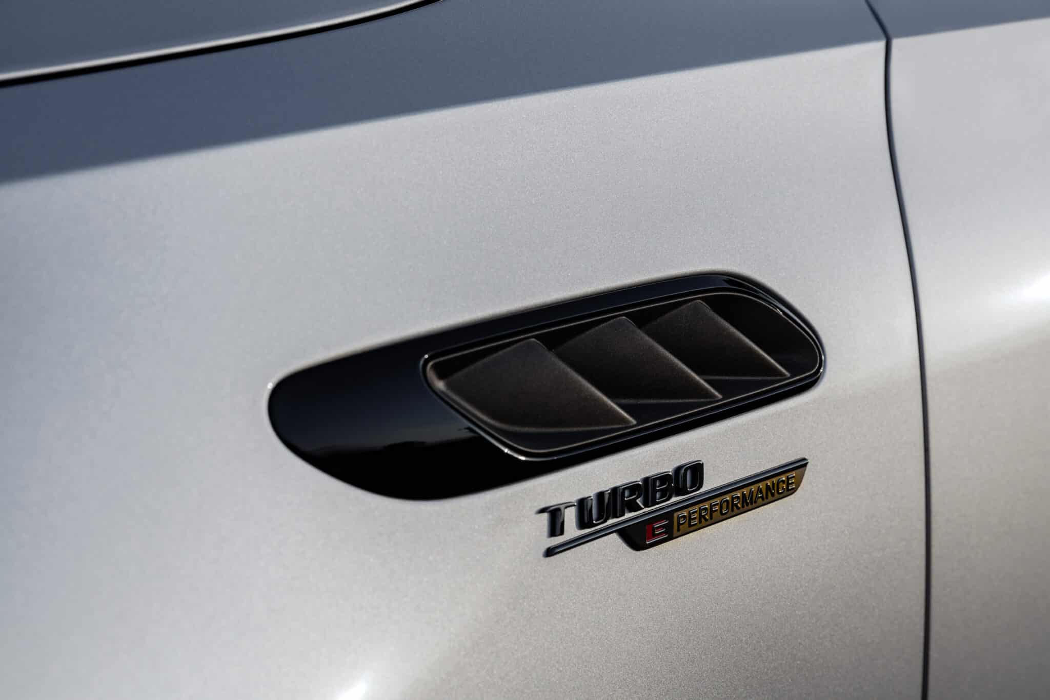 La Mercedes C 63 S AMG è diventata una potentissima ibrida plug-in da 680 CV