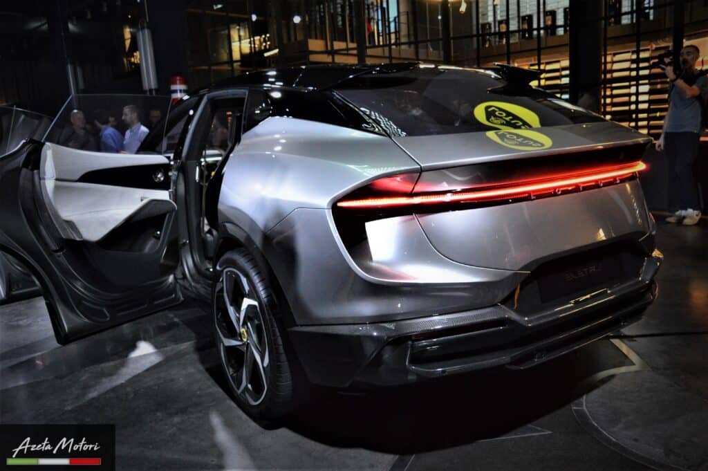 Il posteriore dell' hyper - SUV Lotus. Credits: azetamotori.com