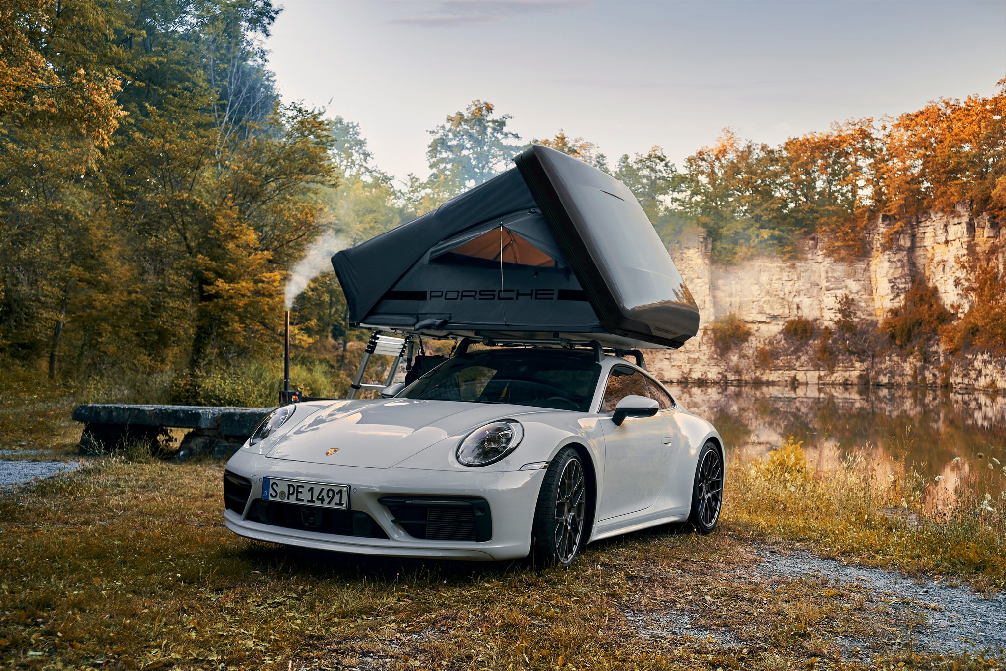 Porsche 911 con tenda Porsche Tequipment aperta