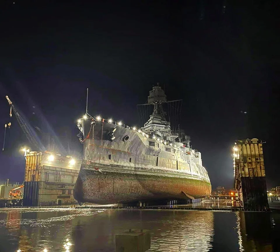 La Corazzata USS Texas fuori dall'acqua. Fonte: Pagina Twitter della fondazione proprietaria della nave