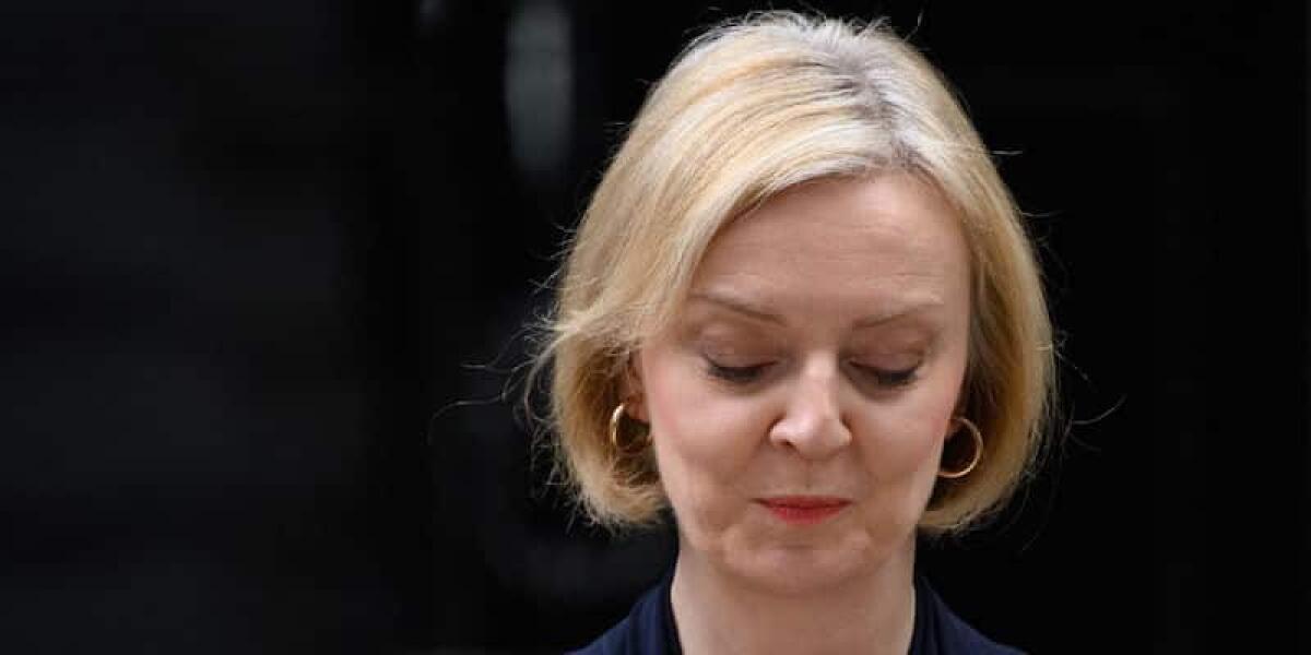 Liz Truss, le dimissioni di chi fa i conti senza l'oste - LONDON, ENGLAND - OCTOBER 20: Prime Minister Liz Truss announces her resignation as she addresses the media outside number 10 at Downing Street on October 20, 2022 in London, England. Liz Truss has been the UK Prime Minister for just 44 days and has 