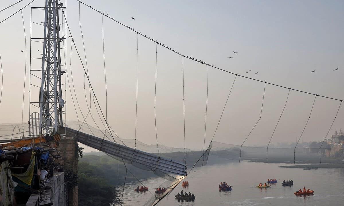 Crollo ponte pedonale in India, oltre 140 le vittime - 