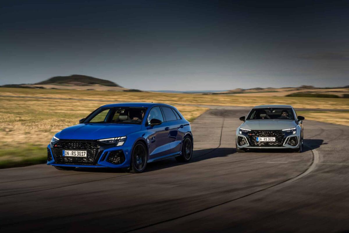 Audi RS3: arriva la Performance Edition in tiratura limitata - Audi RS 3 Sedan performance edition, Dynamic photo, Colour: Arrow Gray, Pearl Effect.
Audi RS 3 Sportback performance edition, Dynamic photo, Colour: Nogaro Blue, Pearl Effect .