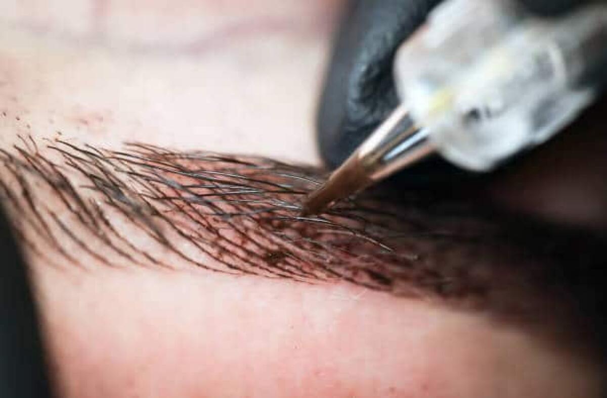 Il trucco permanente: di cosa si tratta? - Microblading eyebrows, getting facial care and tattoo at beauty salon