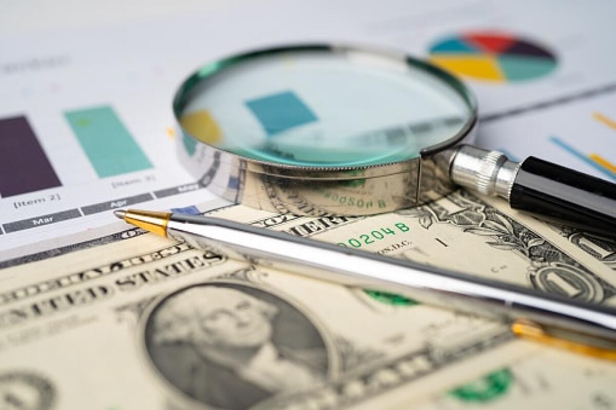 Microcredito e imprenditoria femminile - Magnifying glass and US dollar banknotes background, Banking Account, Investment Analytic research data economy, trading, Business company concept.