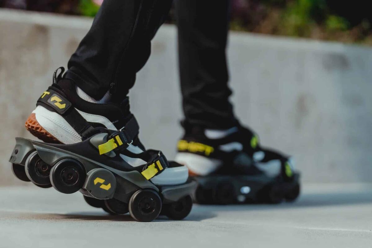 Moonwalker: ecco le scarpe che raddoppiano la velocità e consentono di camminare a 12 km/h - 
