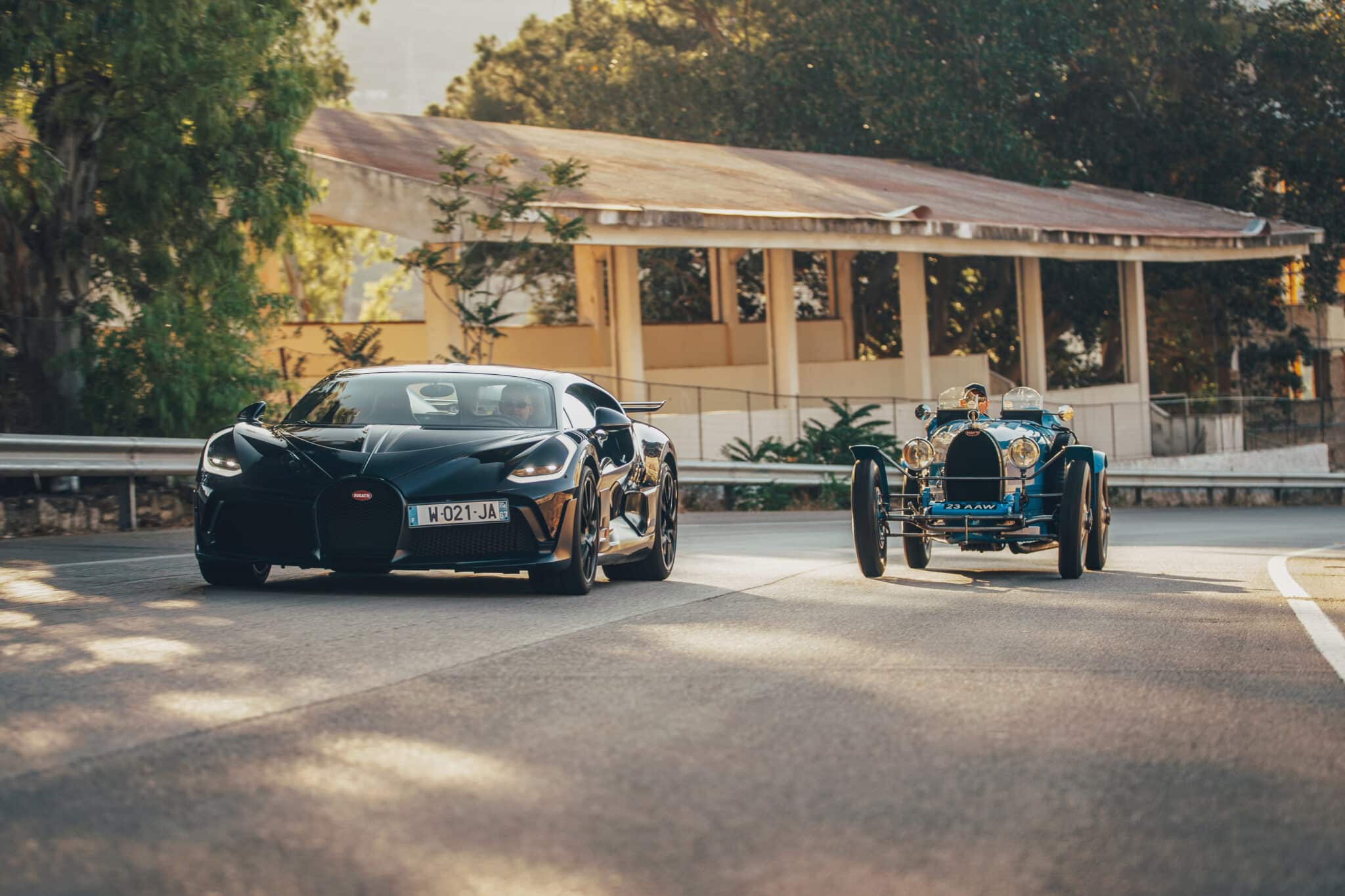La Bugatti Type 35 e la Divo insieme, lungo le strade della Targa Florio. Credit: bugatti.com