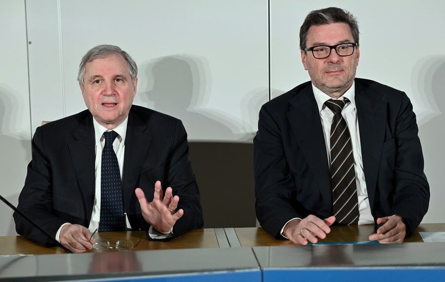 Il ministro dell'Economia Giancarlo Giorgetti (D) e il governatore della Banca d'Italia Ignazio Visco durante la 98esima Giornata mondiale del risparmio, Roma, 31 ottobre 2022.   ANSA/ETTORE FERRARI