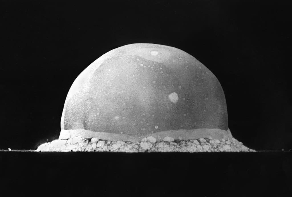 Esplosione del Trinity Test; foto scattata da 200 m di distanza e 16 ms dopo la detonazione. Credits: United States Government.