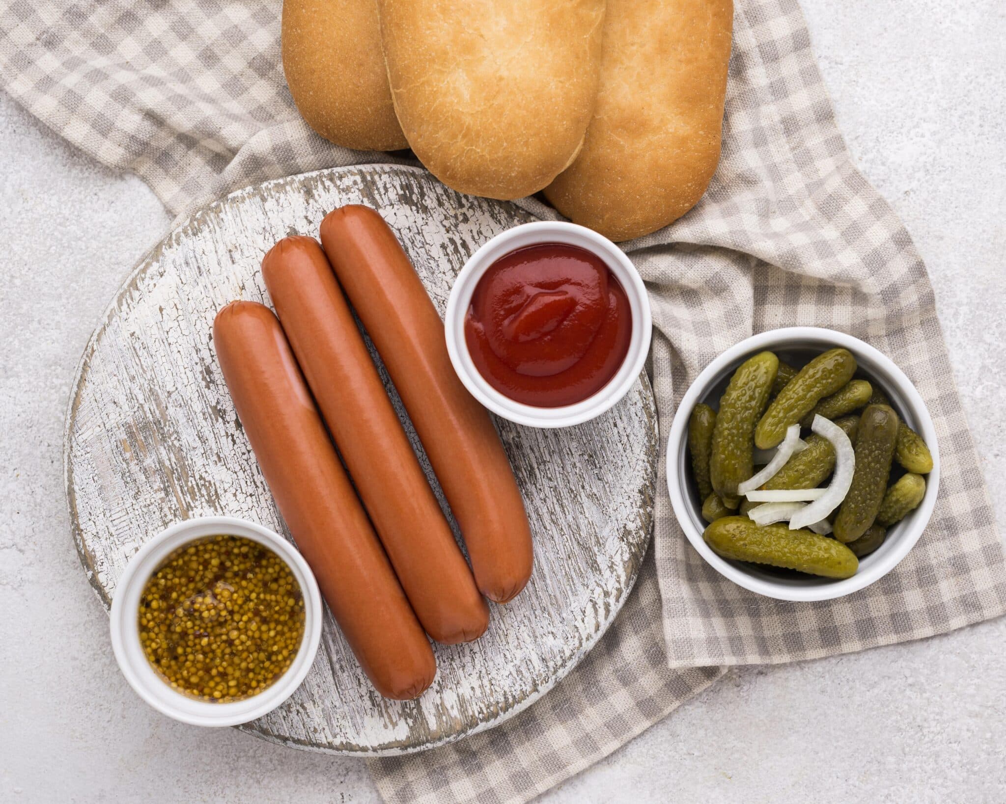 Una delle cause più frequenti di contrazione del battere listeria è la consumazione di carne cruda come i würstel.