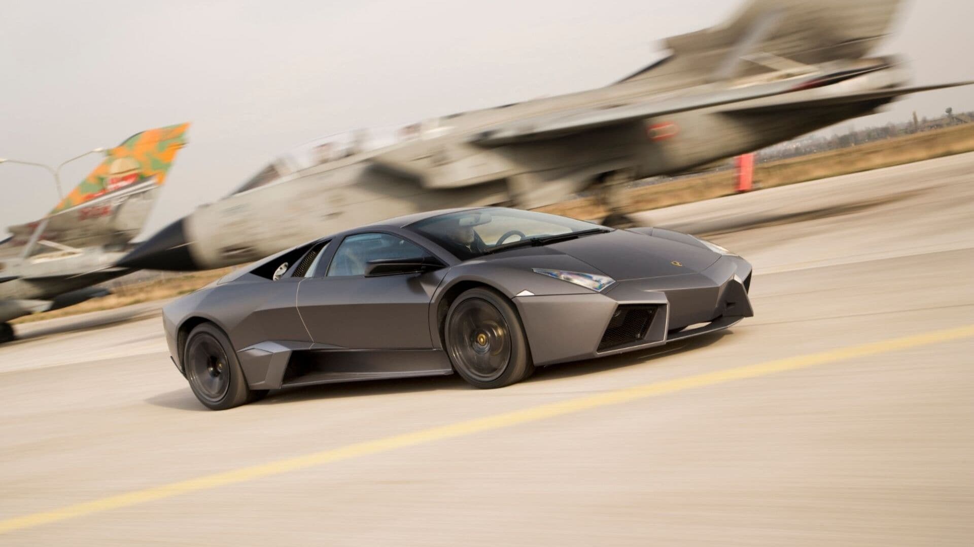La Reventon, modello del Toro ispirato al mondo aeronautico militare, su cui è basata la Estoque. Credit: lamborghini.com