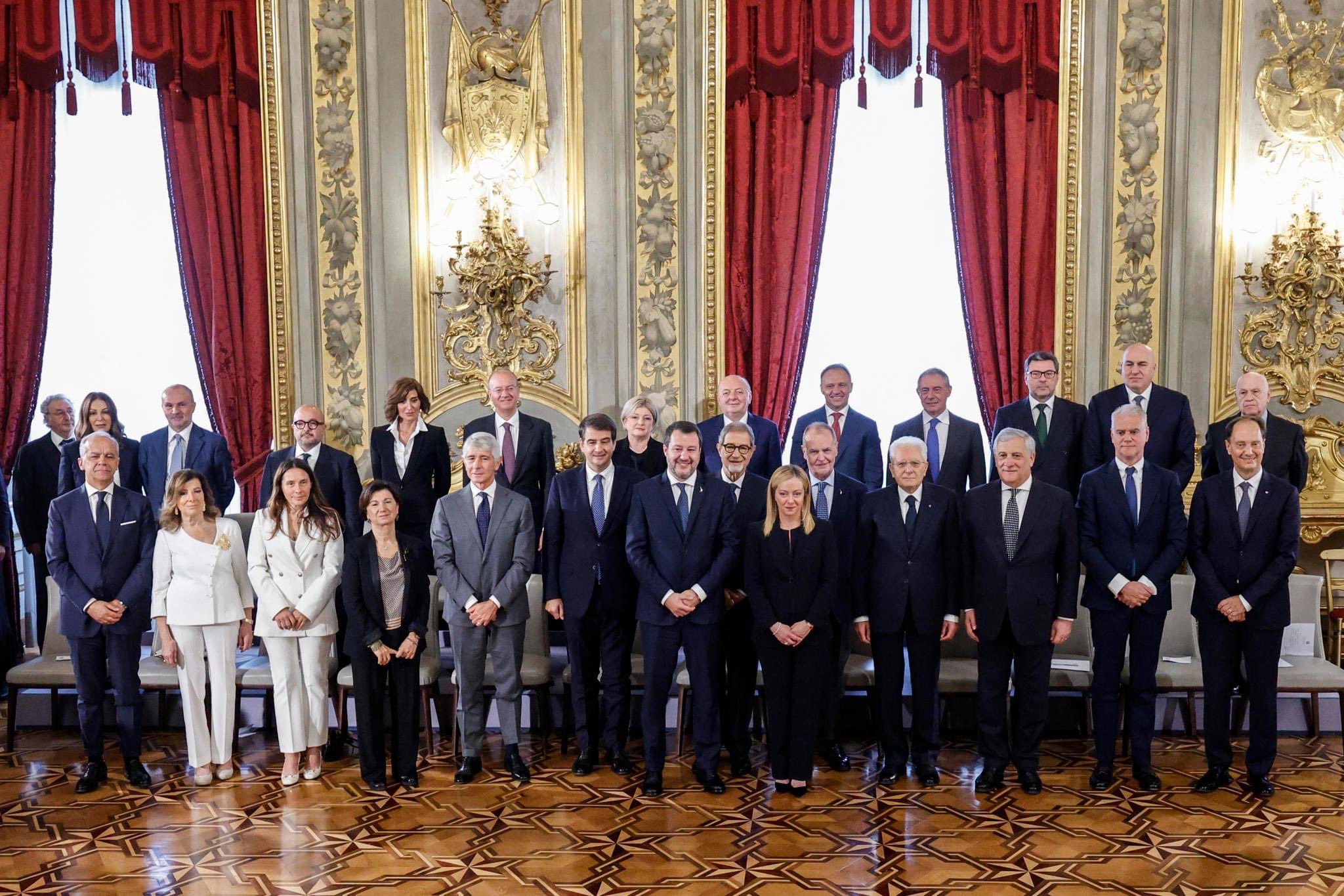 La premier Meloni e tutti i 24 ministri con il Capo dello Stato, Sergio Mattarella, dopo il giuramento al Quirinale. Credits: mise.gov