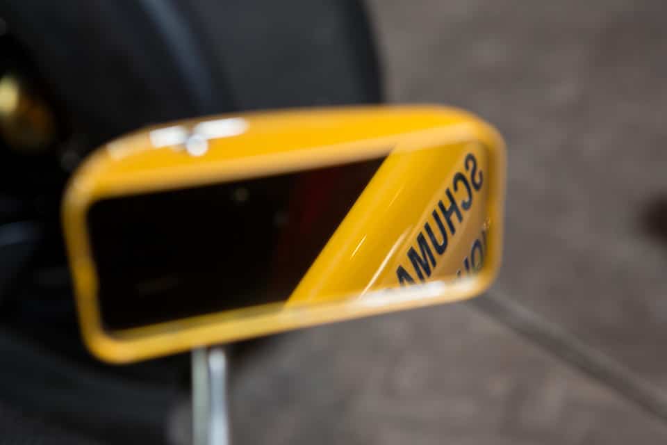 Dettaglio dello specchietto in cui si nota il nome di Michael Schumacher. Credit: bonhams.com