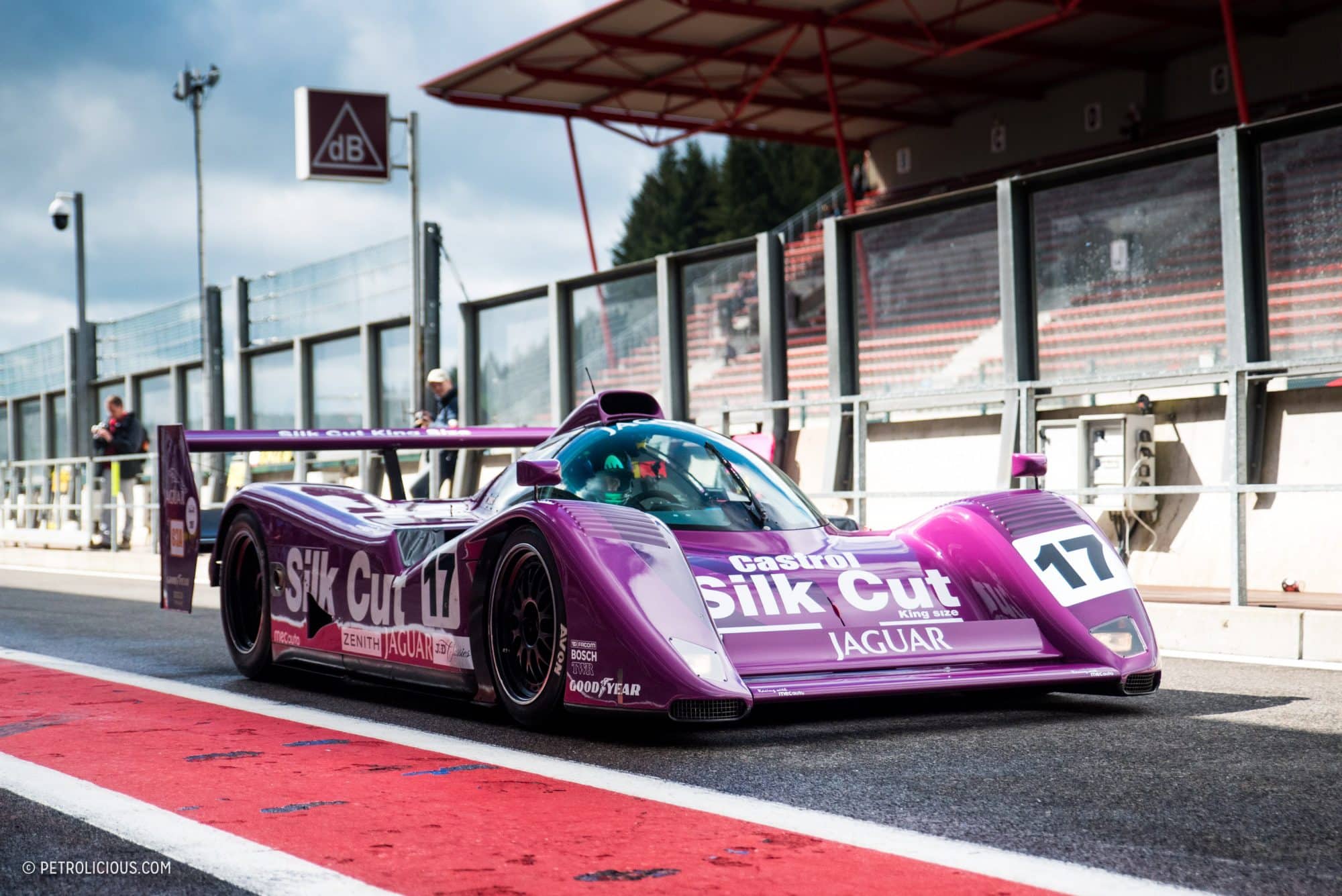 Immagine in cui si notano gli elementi aerodinamici della XJR-14. Credit: petrolicious.com