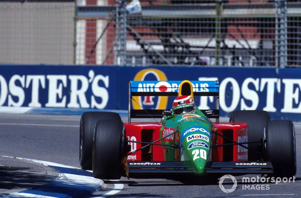 La Benetton B190, del 1990, con i classici colori aziendali Benetton, prima di passare allo sponsor Camel. Credit: ch-it.motorsport.com